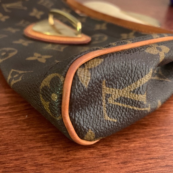 Louis Vuitton Beverly Clutch - Picture 6 of 8